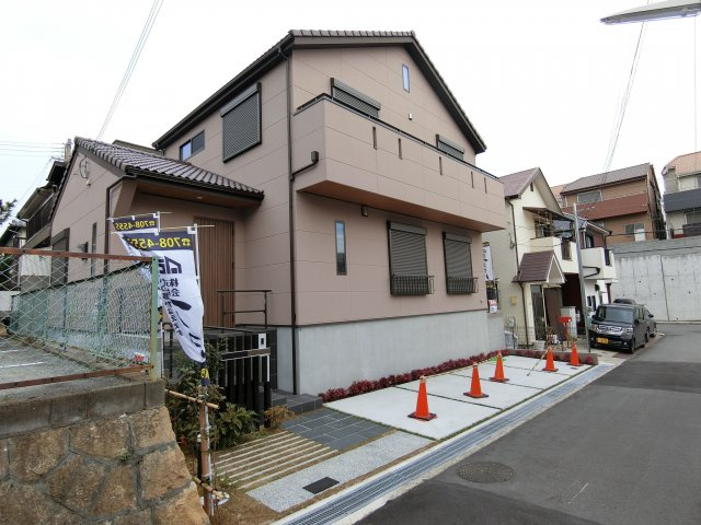 神戸市垂水区青山台2丁目 新築戸建の前面道路含む現地写真|カースペース