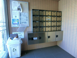 【エントランス】 | 共用エントランスには宅配BOXがあるので荷物の受け取りもスムーズに♪再配達を依頼する手間が省けます☆