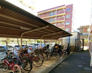 【その他共用部分】 | 屋根付きの駐輪場で雨が降っても大切な自転車が濡れなくてすみますね♪駅まで自転車もおすすめです！