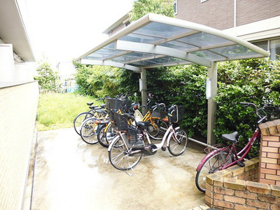 【その他共用部分】 | パルティール | 屋根付きの駐輪場で雨が降っても大切な自転車が濡れなくてすみます♪荷物が重いときに自転車があれば助かりますね！