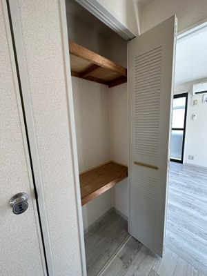 【収納】 | エーリ | 廊下にある収納スペースです！ストーブや扇風機など季節ものも収納できます☆