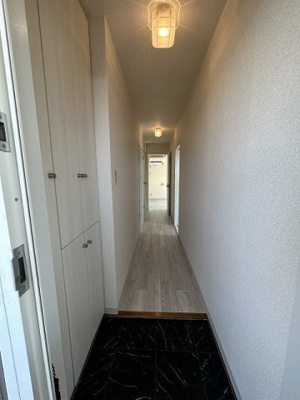 【玄関】 | エーリ | 玄関から室内への景観です！右手に洋室6帖のお部屋、左手に洋室6.7帖のお部屋、正面にリビングダイニングキッチンがあります♪