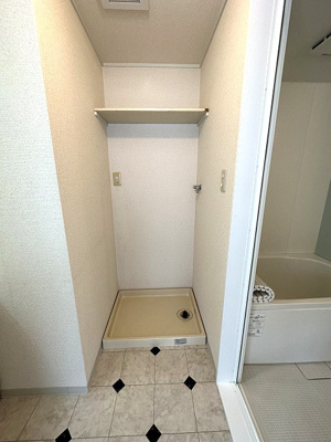 【設備】 | エーリ | 洗面所にある室内洗濯機置き場です♪防水パンが付いているので万が一の漏水にも安心です！上部には便利な収納棚付き♪