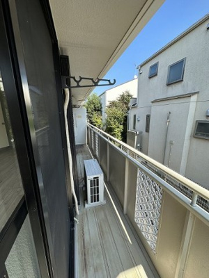 【バルコニー】 | エーリ | バルコニーは南東向きなので、晴れた日のお洗濯物は朝からよく乾きそう☆お洗濯物を干したり、気分転換をするにもおすすめです☆