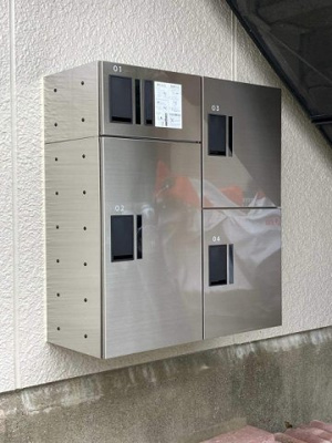 【その他共用部分】 | エーリ | 共用エントランスには宅配BOXがあるので荷物の受け取りもスムーズに♪再配達を依頼する手間が省けます☆