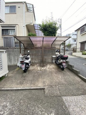 【その他共用部分】 | エーリ | 屋根付きの駐輪場があるので雨が降っても大切な自転車が濡れません☆駅まで自転車もオススメです♪