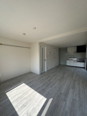 【居間・リビング】 | エーリ | 南東向きリビングダイニングキッチン13帖☆窓側からの眺めです♪広めの空間でゆったり過ごせます♪