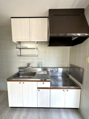 【キッチン】 | エーリ | ガスコンロ設置可能のキッチンです☆ご自身でお好きなガスコンロをご用意いただけます！場所を取るお鍋やお皿もすっきり収納できますね♪