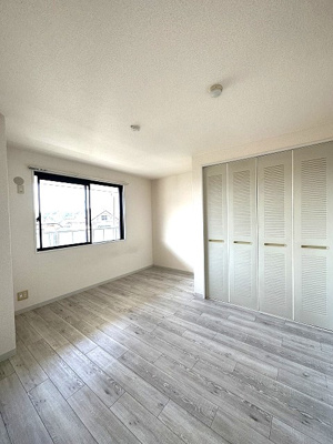 【洋室】 | エーリ | 洋室6.7帖☆玄関から入って左側にあるお部屋です♪クローゼットがあります☆子供部屋や書斎・寝室など多用途に使えそうなお部屋です♪