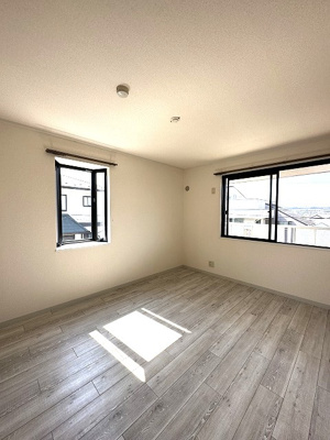 【洋室】 | エーリ | 洋室6帖☆玄関から入って右側にある、角部屋二面採光のお部屋です！出窓があるのでインテリアを飾って楽しむこともできます♪