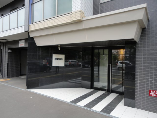 ゾネ医大キャンパス前のエントランス