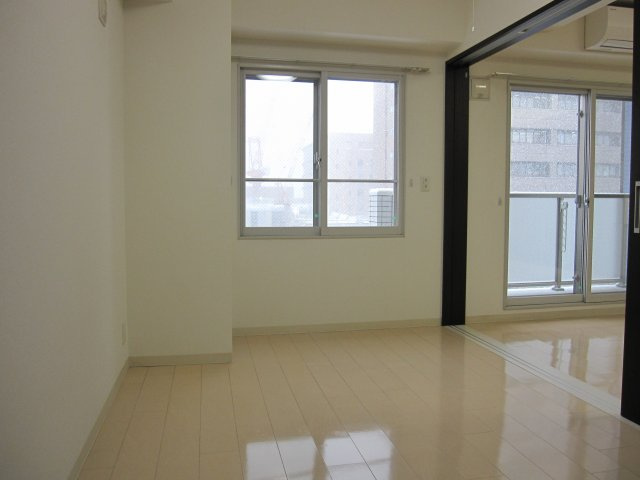 ゾネ医大キャンパス前の洋室