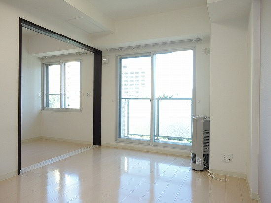 ゾネ医大キャンパス前の居間・リビング