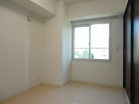 ゾネ医大キャンパス前の洋室