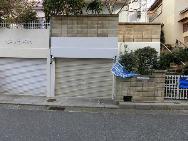 神戸市西区池上1丁目 中古戸建の前面道路含む現地写真|堀込車庫があります　バイク　自転車も格納可能です