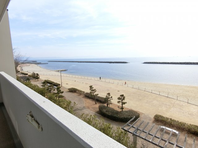 カーネギー東二見の展望|バルコニーからの眺望　すぐ目の前が海　ビーチです　淡路島も見えます