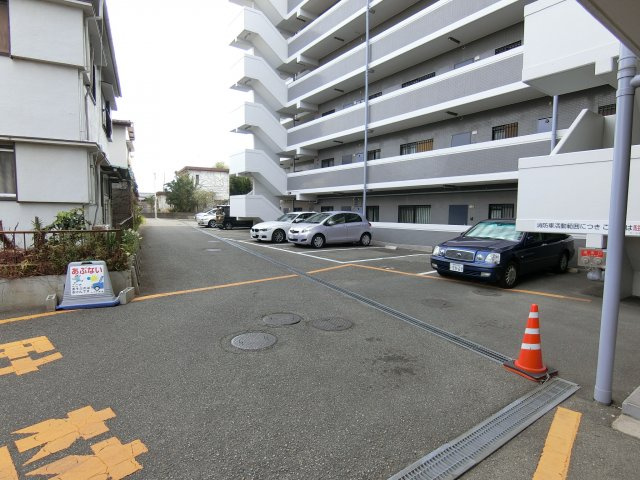 カーネギー東二見の駐車場