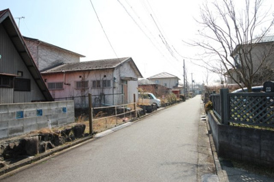 【前面道路含む現地写真】 | 大津市南小松1594-78　中古戸建 | 前面道路を含む外観