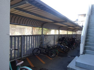 【その他共用部分】 | 屋根付きの駐輪場で雨が降っても大切な自転車が濡れなくてすみますね♪駅から自転車もおすすめです！