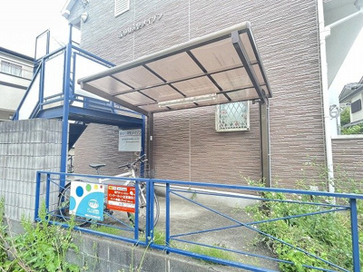 【その他共用部分】 | 新ゆり爽快メイゾン | 屋根付きの駐輪場で雨が降っても大切な自転車が濡れなくてすみますね♪駅まで自転車もおすすめです！