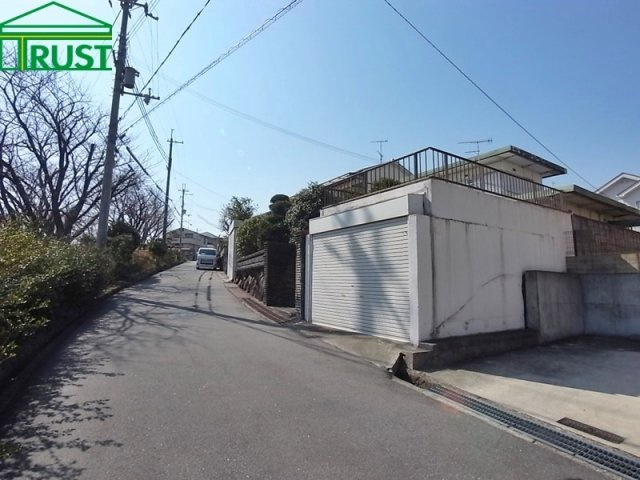 明石市大久保町山手台2丁目 売土地の前面道路含む現地写真|土地自体は東向きですが約80坪ありますのでゆったりとお使いいただけますよ。