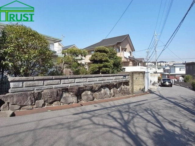 明石市大久保町山手台2丁目 売土地の前面道路含む現地写真|間口は14ｍとかなりゆったりです。