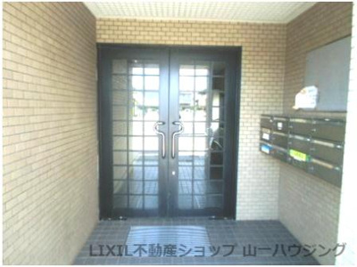 【エントランス】 | 桜の木ヨシノ | 共用部分のエントランス入口