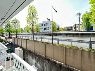 【展望】 | 洋室7.4帖の窓の外に物干し竿を設置可能です♪お洗濯物を外に干すことができます☆