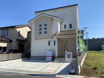 【外観】 | さいたま市緑区美園 太陽光発電付 52坪 全4棟 1号棟 | カーナビ検索⇒さいたま市緑区美園1丁目16番地9　さいたま市緑区美園1丁目　太陽光発電システム完備の敷地広々52坪の新築分譲住宅全4棟　前面道路含む現地写真です。物件の外観です。駐車場並列２台。