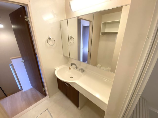 みつばち本町Ⅲ の独立洗面台