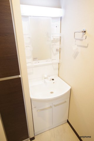 ファーストフィオーレ江坂垂水町　仲介手数料無料の洗面所