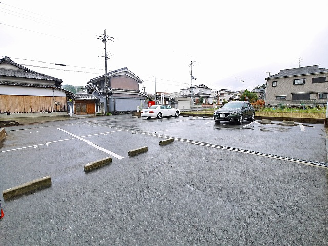 セレッソ　パティオの駐車場|車をお持ちの方に嬉しい駐車場付きの物件です