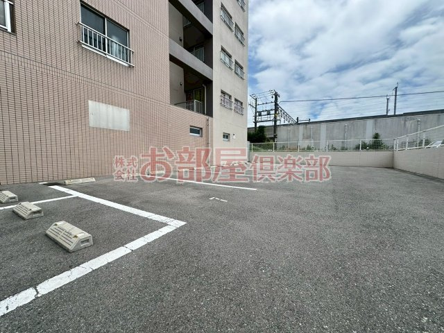 サンライズ荒木駅前の駐車場
