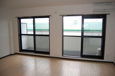 【居間・リビング】 | リバーサイド | ※同建物反転タイプのお部屋