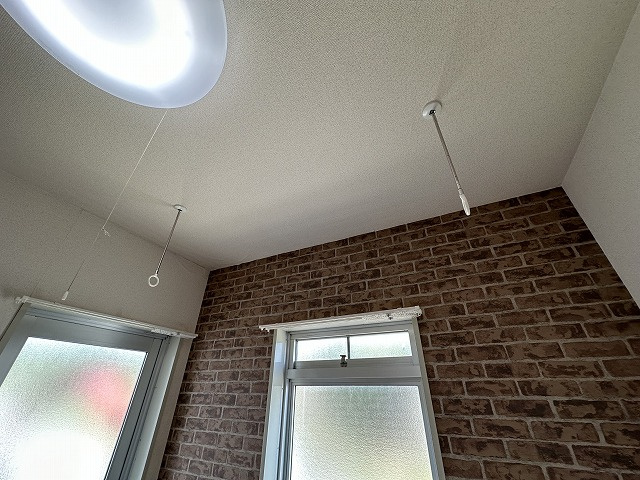 【設備】 | ミングルAP.栗谷一番館 | 洋室4.5帖にある室内物干しです！雨の日やお出掛け時の室内干しにとても便利☆花粉や梅雨の時期に重宝しますね♪