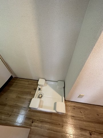 【設備】 | ミングルAP.栗谷一番館 | キッチンスペースにある室内洗濯機置き場です♪防水パンが付いているので万が一の漏水にも安心です！室内に置けるので洗濯機が傷みにくい☆