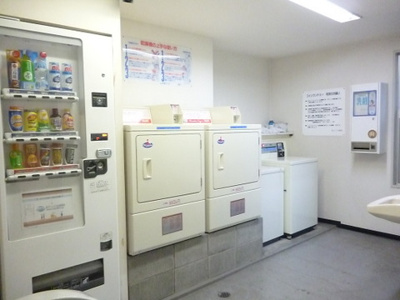【その他共用部分】 | ミングルAP.栗谷一番館 | 敷地内にコインランドリーがあります！お洗濯物が溜まってしまった時に便利ですね☆