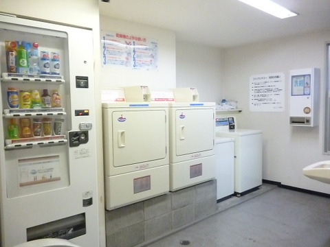 【その他共用部分】 | ミングルAP.栗谷一番館 | 敷地内にコインランドリーがあります！お洗濯物が溜まってしまった時に便利ですね☆