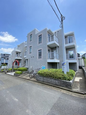 【外観】 | ミングルAP.栗谷一番館 | 小田急線「生田」駅まで徒歩9分！「読売ランド前」駅までも徒歩圏内♪2駅利用可能で便利な立地の鉄筋コンクリート造3階建てマンションです☆