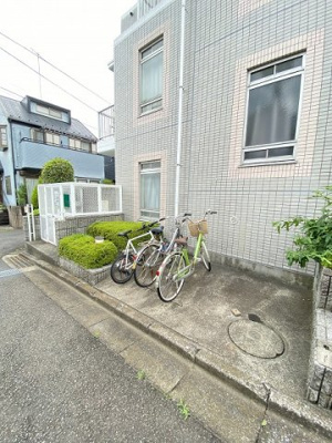 【その他共用部分】 | ミングルAP.栗谷一番館 | 敷地内に駐輪場を完備しています！荷物が重いときに自転車があれば助かりますね☆