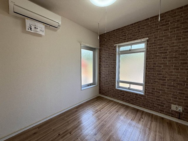 【洋室】 | ミングルAP.栗谷一番館 | 南西向き洋室4.5帖☆角部屋二面採光のお部屋です！エアコン付きで1年中快適に過ごせますね☆レンガ調のアクセントクロスが魅力的♪