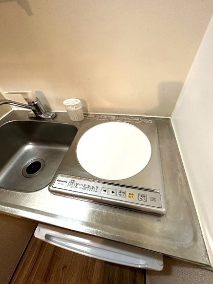 【キッチン】 | ミングルAP.栗谷一番館 | キッチンは1口IHクッキングヒーター♪IHは火を使わないので安心なうえ、お掃除もラクラク☆