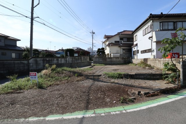 鴻巣市神明２丁目の売地の外観|北側の道路から撮影した物件の外観です。日当たり良好です。2019年11月2日 10:45頃撮影。