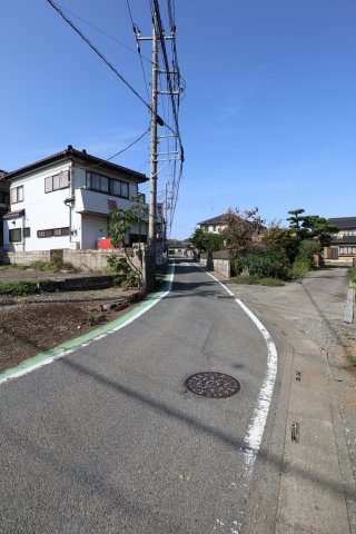 鴻巣市神明２丁目の売地の前面道路含む現地写真|接道する北側の道路を東側から撮影。2019年11月2日 10:45頃。