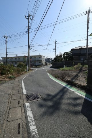 鴻巣市神明２丁目の売地の前面道路含む現地写真|接道する北側の道路を西側から撮影。2019年11月2日 10:45頃。