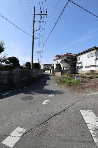 鴻巣市神明２丁目の売地の前面道路含む現地写真|接道する南側の道路を東側から撮影。2019年11月2日 10:45頃。