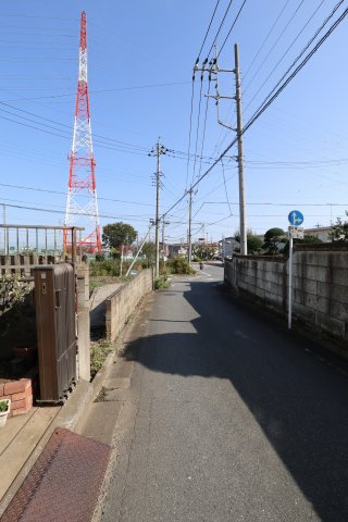 鴻巣市神明２丁目の売地の前面道路含む現地写真|接道する南側の道路を西側から撮影。2019年11月2日 10:45頃。