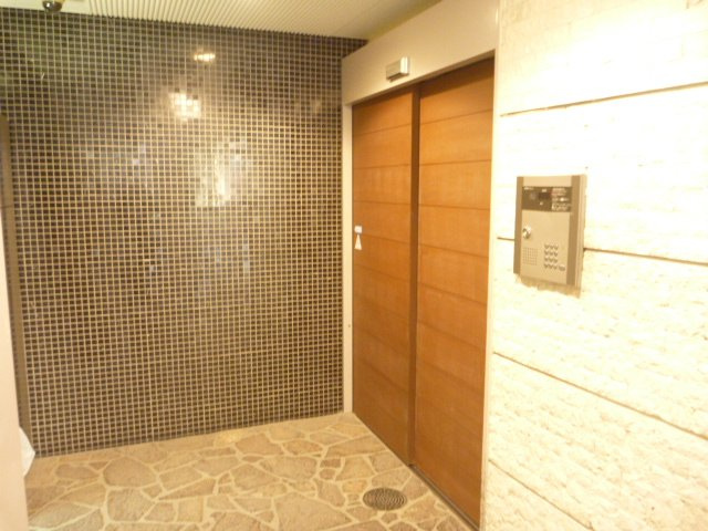 ソーレブリアンテ　BRAVI不動産のエントランス|【ソーレブリアンテ】落ち着いたエントランスです