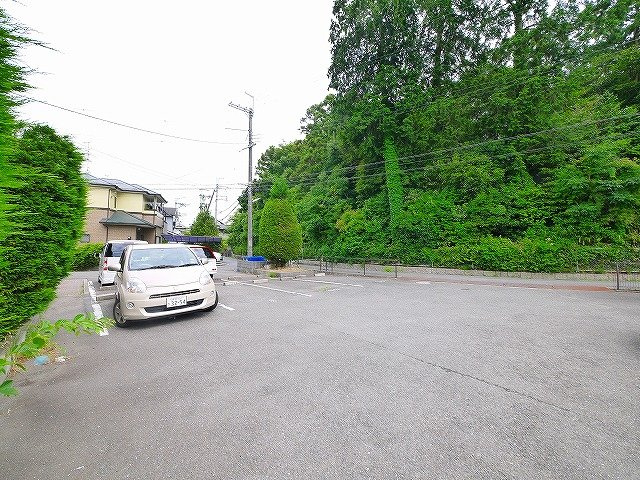 プランドールC（中山町）の駐車場|駐車場があるので、車を買う予定の方も安心です