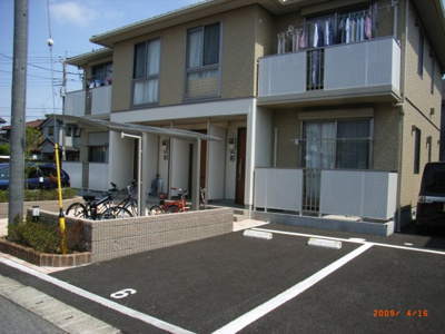 【駐車場】 | 【シャーメゾン】ガーデンヒルズ | 目の前にあります。